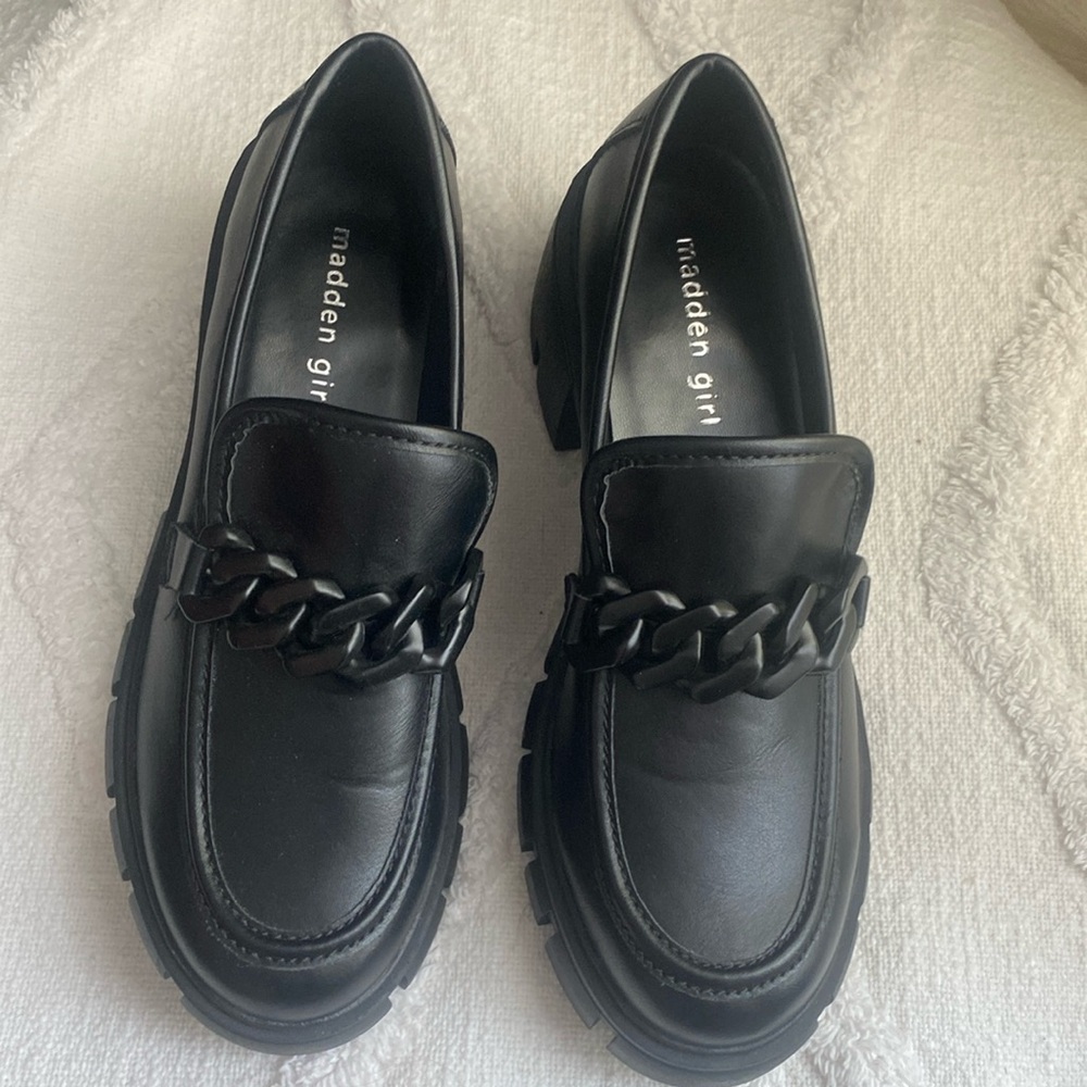 Madden Girl size 8.5 shoes decorated with a black chain.New